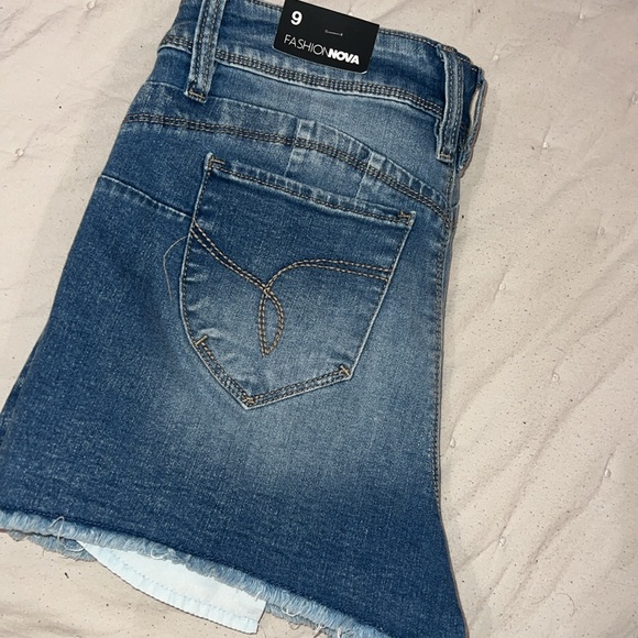 Women’s booty denim shorts - Picture 3 of 3